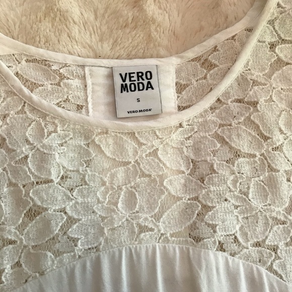 😀 $30/3 Soft lace inset sleeveless blouse - Picture 2 of 6